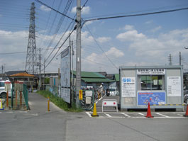高柳駅駐車場沿い通路