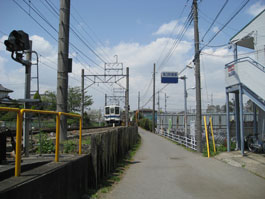 高柳駅線路沿い通路